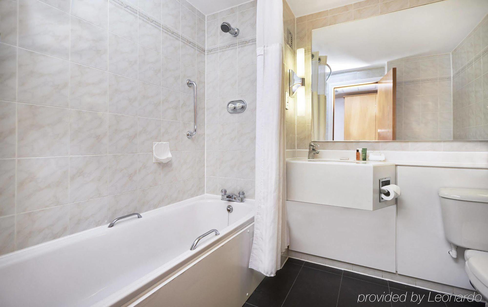 Hilton London Watford 4*